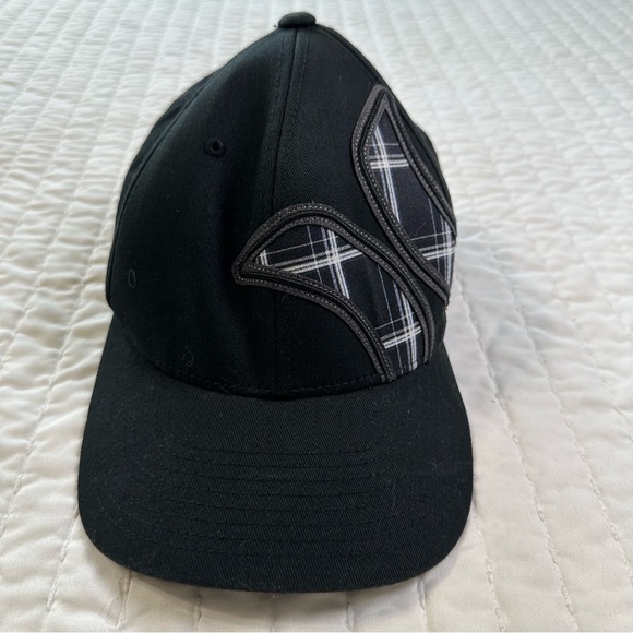 Hurley Fitted FlexFit Embroidered Hat Ball Cap Black with Plaid Detail Sz. L-XL - Picture 2 of 9